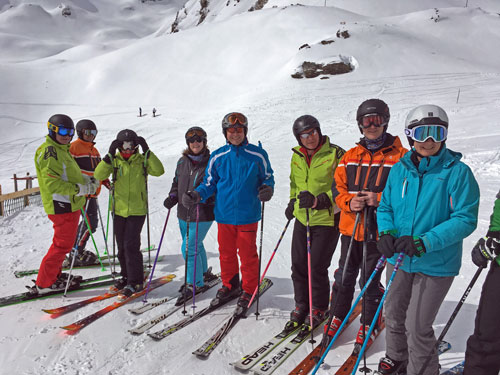 Gruppe beim Skifahren